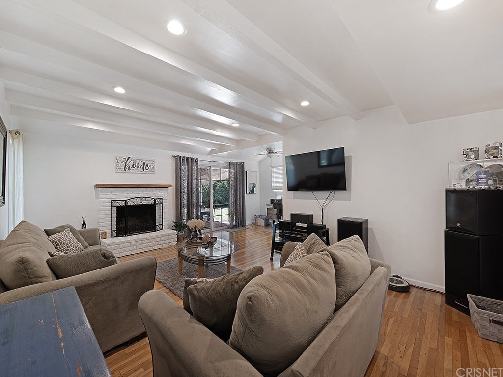 21600 Blackhawk St, Chatsworth, CA 91311-14