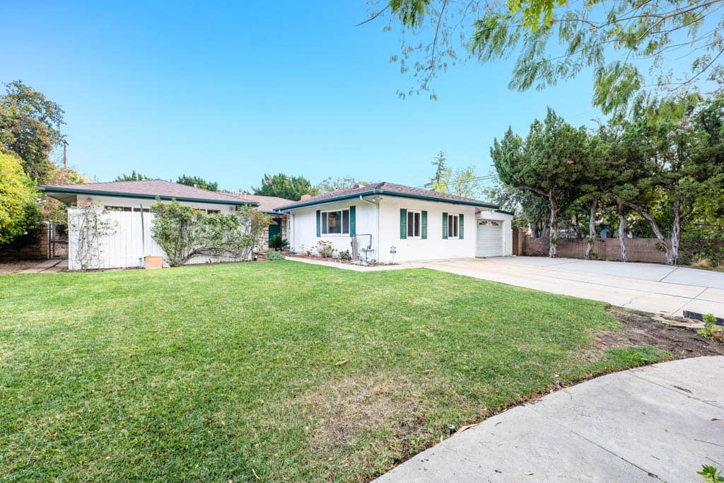Culdesac 1950s classic just listed for 899K in West Hills!
