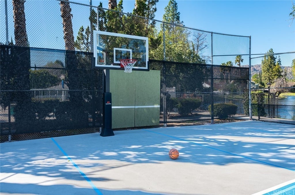 Hidden Lake West Hills Basketball court