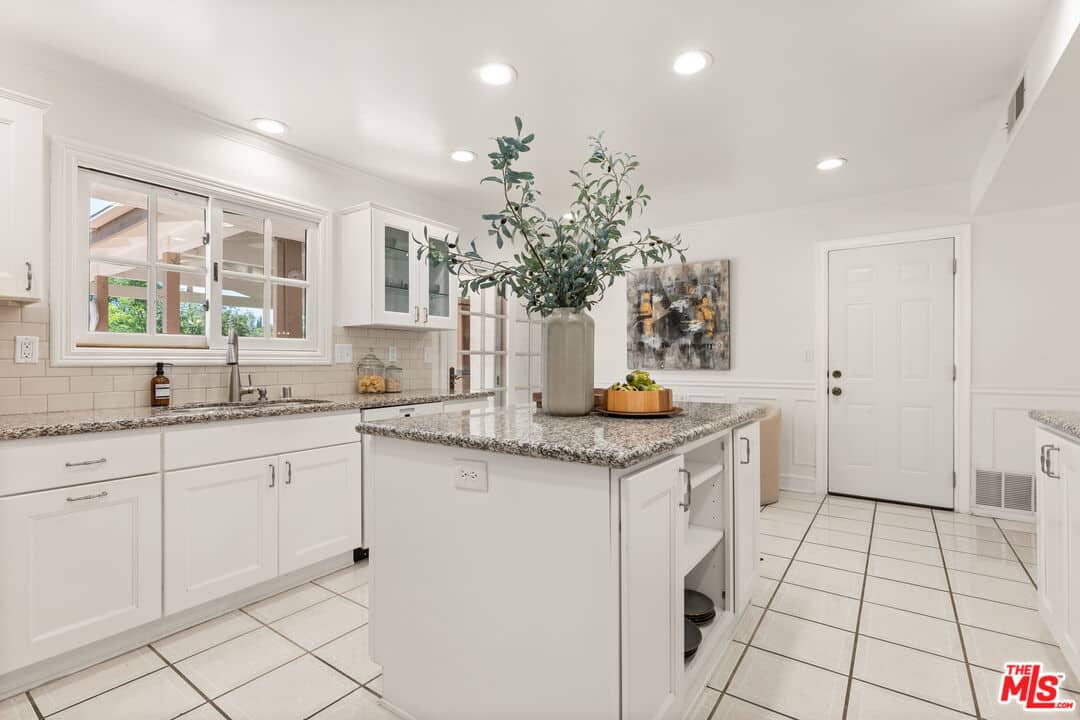 Charming 5-Bedroom Solar Pool Home in Woodland Hills